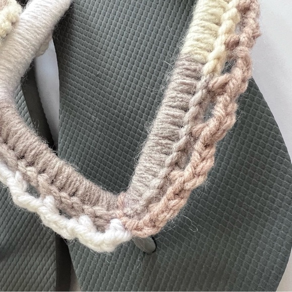 Crochet hand decorated flip flops - Picture 3 of 3